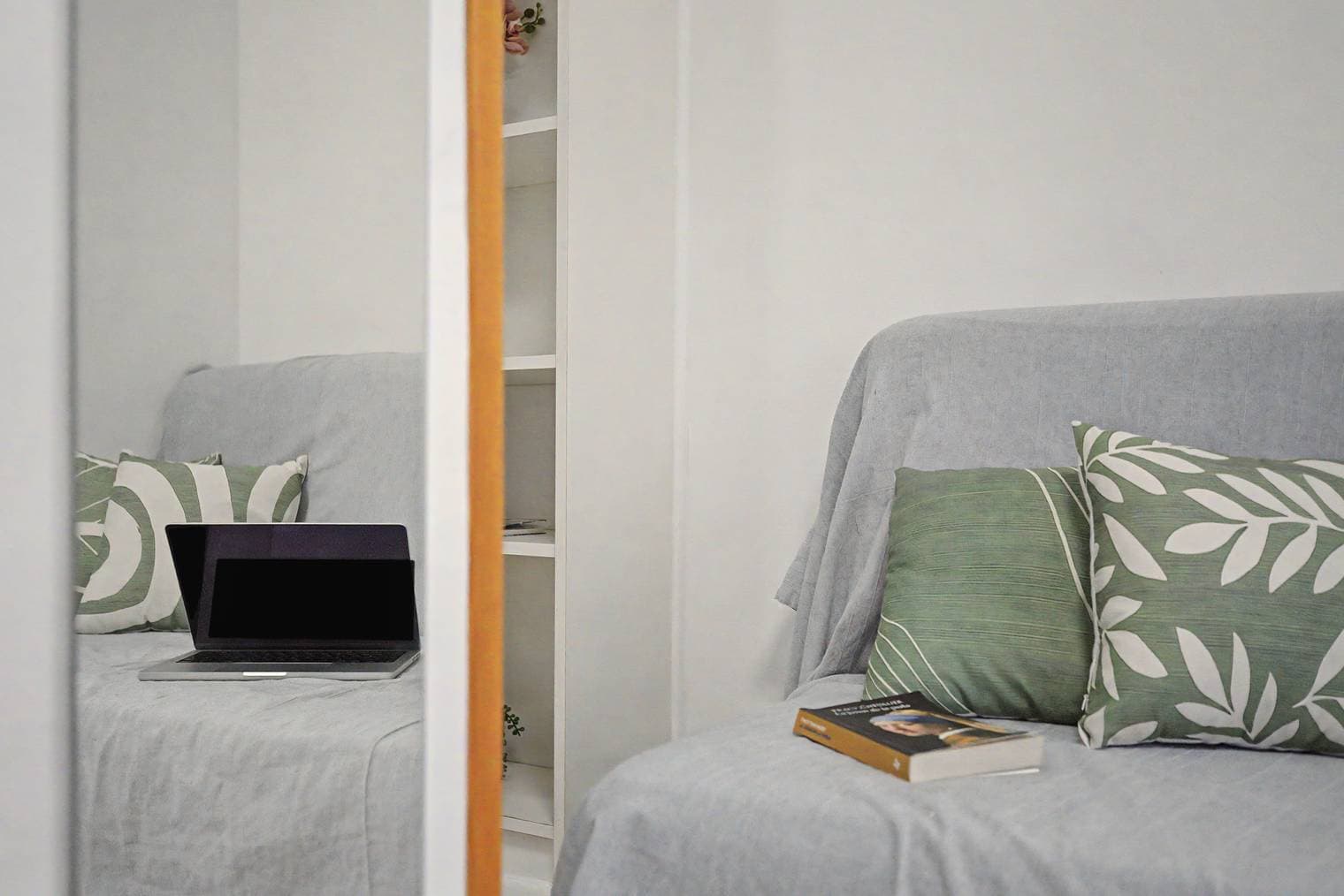 Divano con laptop, comodo per lavorare